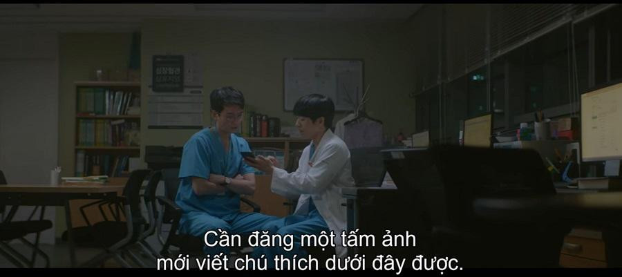 Jun Wan nhờ Do Jae Hak (Jung Moon Sung) chỉ mình cách sử dụng mạng xã hội. Jun Wan nhờ Do Jae Hak (Jung Moon Sung) chỉ mình cách sử dụng mạng xã hội.