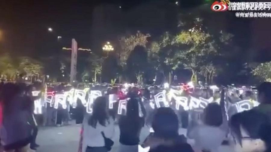 Người hâm mộ Ngô Diệc Phàm còn kéo đến trước sở cảnh sát hát vang ủng hộ thần tượng, gây rối trật tự nơi công cộng. Người hâm mộ Ngô Diệc Phàm còn kéo đến trước sở cảnh sát hát vang ủng hộ thần tượng, gây rối trật tự nơi công cộng.