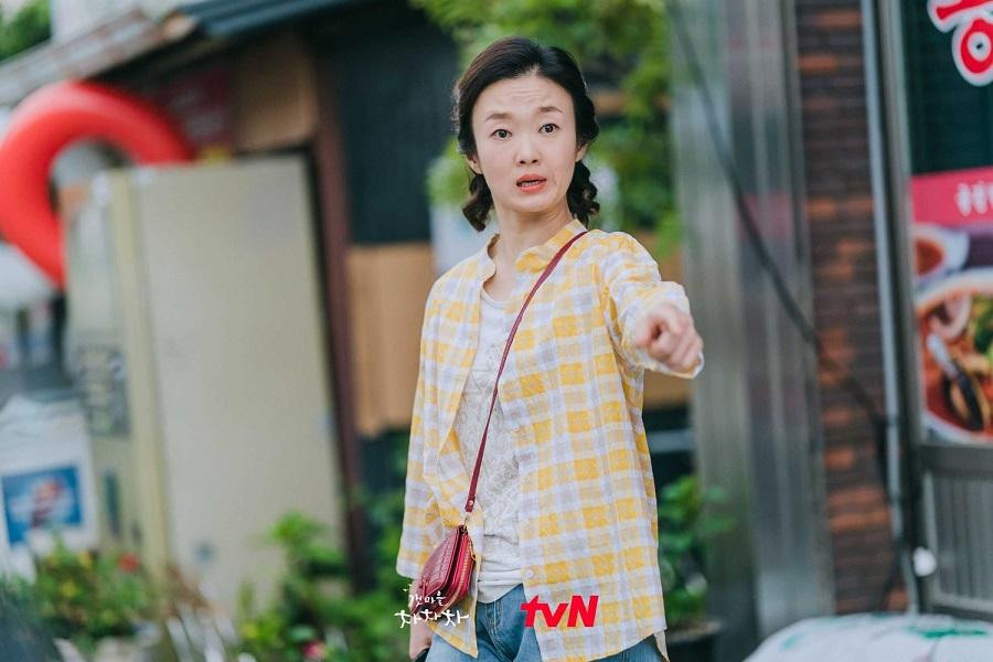 Yeo Hwa Jeong là một người tháo vát, chăm chỉ, rất biết cách chăm sóc người khác Yeo Hwa Jeong là một người tháo vát, chăm chỉ, rất biết cách chăm sóc người khác