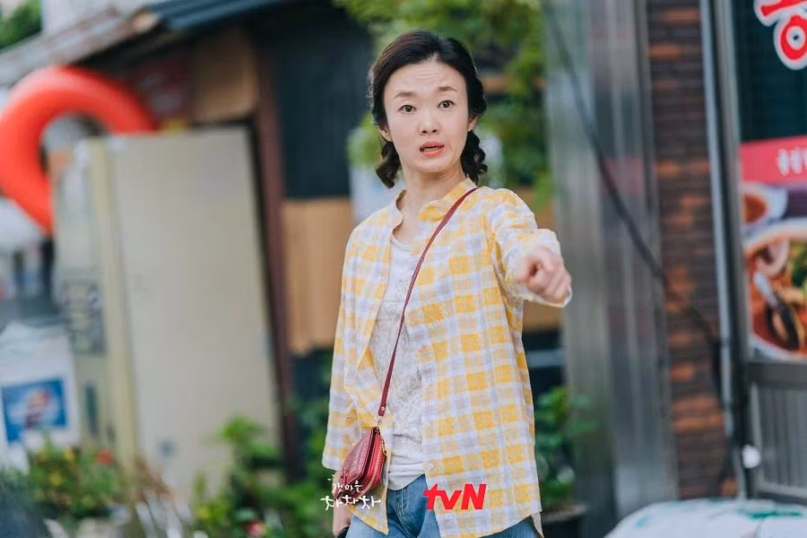 Yeo Hwa Jeong là một người tháo vát, chăm chỉ, rất biết cách chăm sóc người khác Yeo Hwa Jeong là một người tháo vát, chăm chỉ, rất biết cách chăm sóc người khác