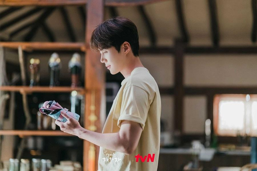 Người trong làng luôn kiếm việc cho Doo Sik làm, là để anh đừng quá trống trải và cô đơn Người trong làng luôn kiếm việc cho Doo Sik làm, là để anh đừng quá trống trải và cô đơn