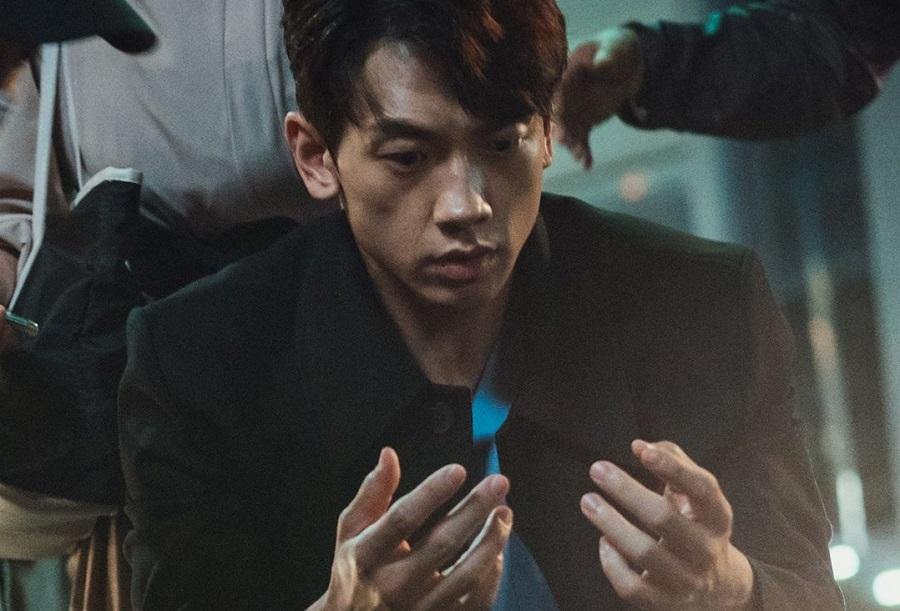 Young Min phát hiện mình đã &quot;hồn lìa khỏi xác&quot; sau tai nạn.