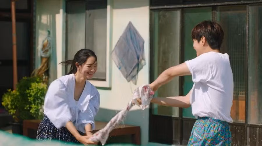 Từ lúc nào, Hye Jin ở cạnh Doo Sik thì luôn cảm thấy thoải mái, không cần giữ hình tượng.