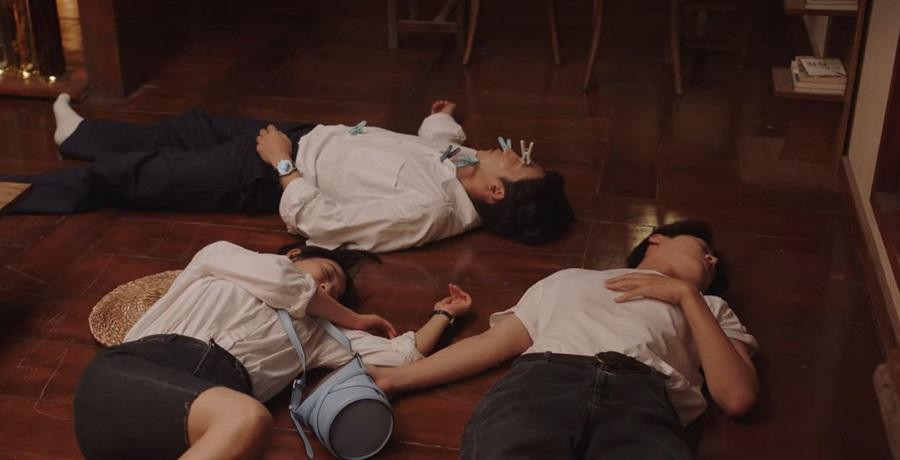 Lần trước chỉ mình Hye Jin, lần này có cả Sung Hyun ở nhà Doo Sik khiến cả khu phố lại được dịp đồn thổi chuyện tình tay ba. Lần trước chỉ mình Hye Jin, lần này có cả Sung Hyun ở nhà Doo Sik khiến cả khu phố lại được dịp đồn thổi chuyện tình tay ba.