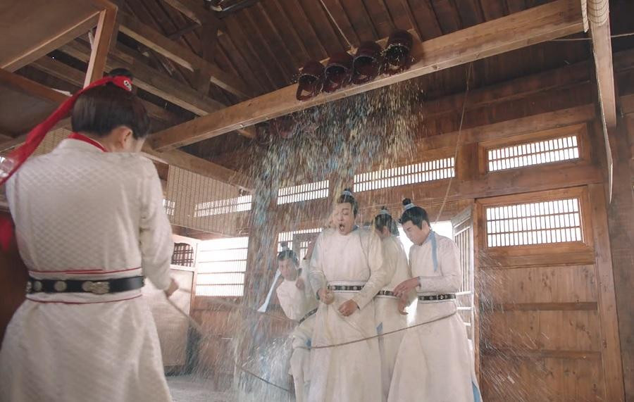 Thậm chí còn chơi khăm ngược lại các bạn học.