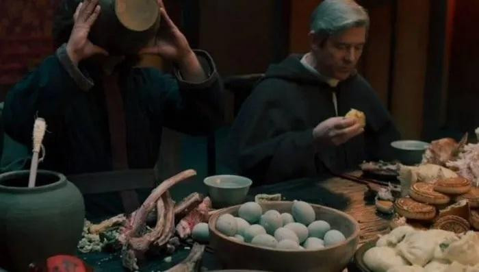 Bánh trung thu, bánh bao, trứng và rượu đều là thực phẩm từ Trung Quốc.