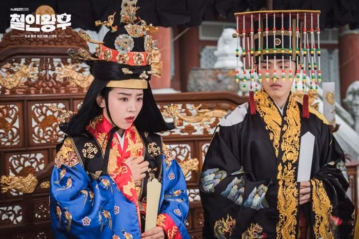 Shin Hye Sun vai vương hậu So Yong và Kim Jung Hyun vai hoàng đế Cheol Jong