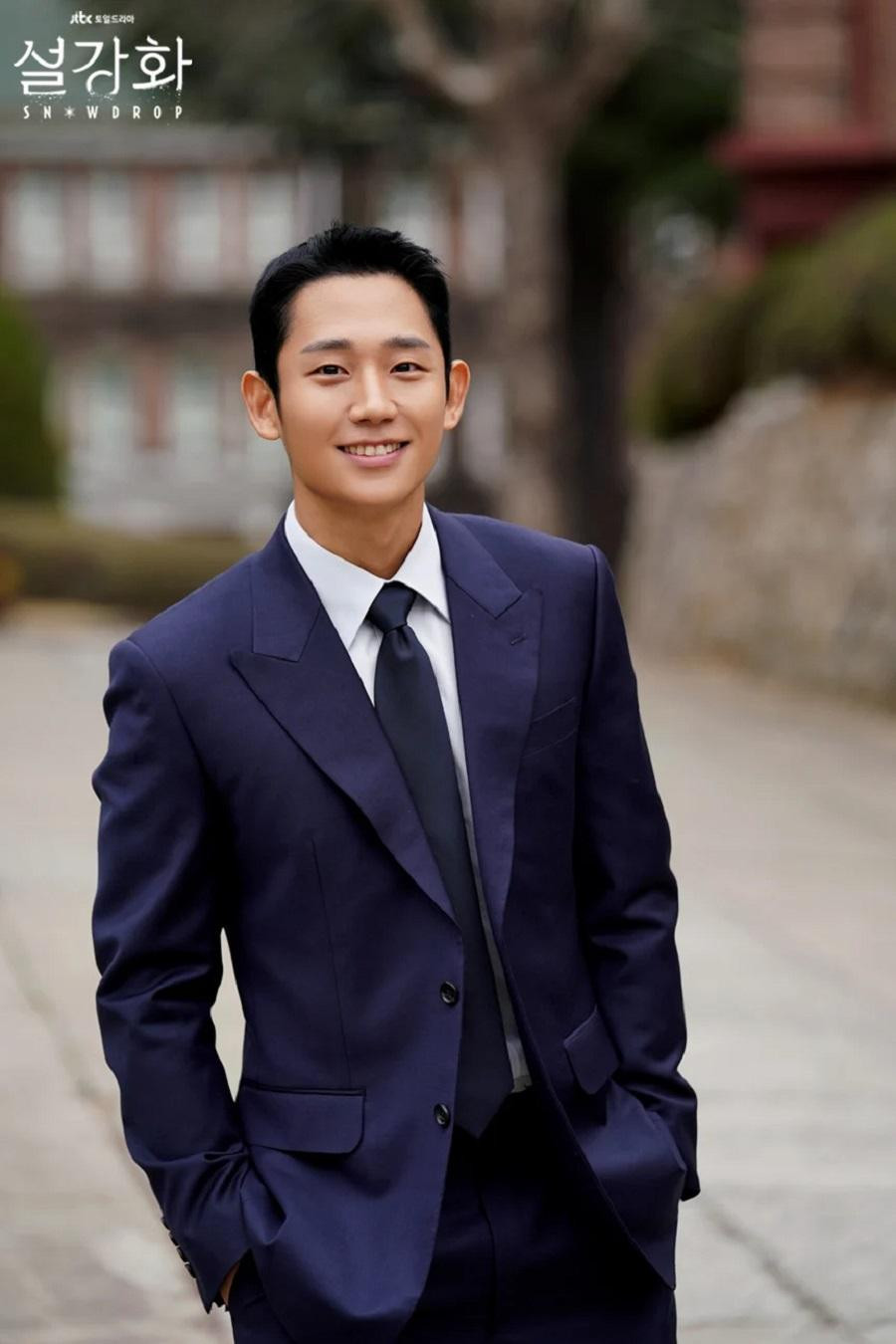 Jung Hae In trong vai Su Ho. Jung Hae In trong vai Su Ho.