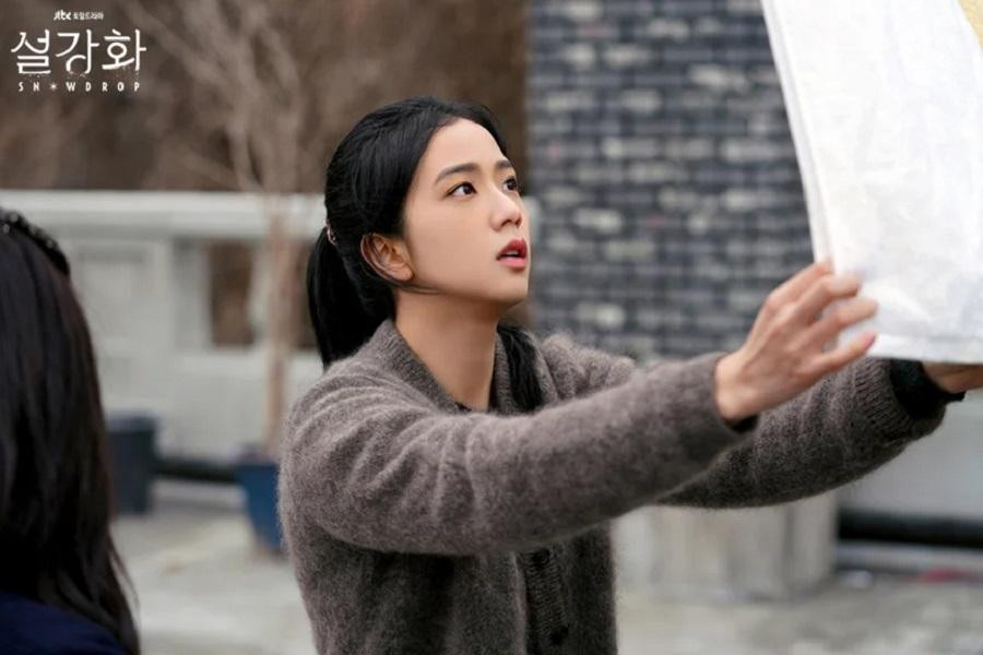 Jisoo trong vai Young Ro. Jisoo trong vai Young Ro.