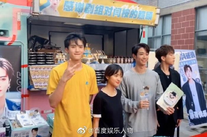 Chiều cao chênh lệch khá nhiều khiến Thẩm Nguyệt gặp khó khăn khi phải đối diễn. Chiều cao chênh lệch khá nhiều khiến Thẩm Nguyệt gặp khó khăn khi phải đối diễn.