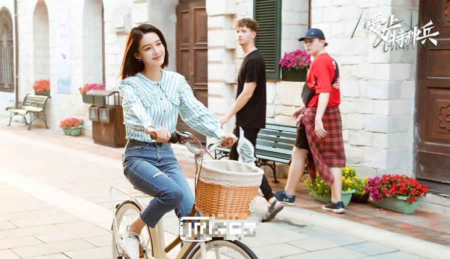 "Quân Trang Thân Yêu" của Lý Thấm cũng không được như kỳ vọng. "Quân Trang Thân Yêu" của Lý Thấm cũng không được như kỳ vọng.