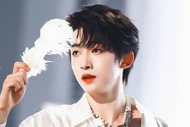 Lưu Vũ (INTO1) từng gây tranh cãi vì lối trang điểm quá đậm. Lưu Vũ (INTO1) từng gây tranh cãi vì lối trang điểm quá đậm.