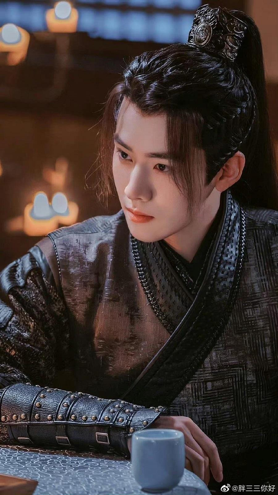 Nhậm Hào được khen đẹp trai hơn Từ Khai Sính, nhưng về sau diễn xuất ngày một đuối dần. Nhậm Hào được khen đẹp trai hơn Từ Khai Sính, nhưng về sau diễn xuất ngày một đuối dần.