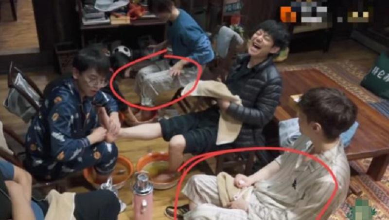 Netizen nhận ra đồ ngủ của Dương Tử và Trương Nghệ Hưng giống nhau. Netizen nhận ra đồ ngủ của Dương Tử và Trương Nghệ Hưng giống nhau.