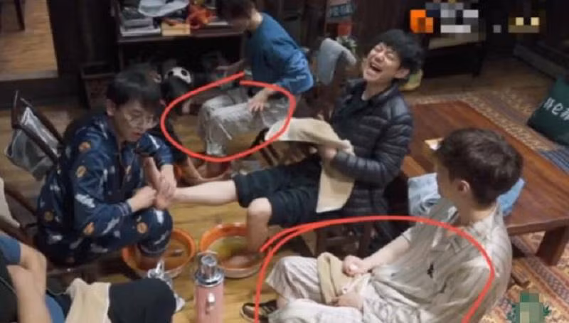 Netizen nhận ra đồ ngủ của Dương Tử và Trương Nghệ Hưng giống nhau.