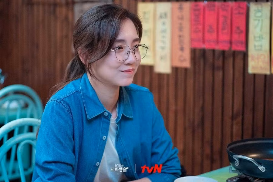 Trên phim là cô nàng mộc mạc, đơn giản.