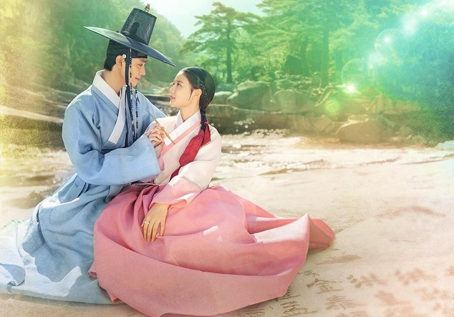 Kim Yoo Jung vai Hong Chun Gi, Ahn Hyo Seop vai Ha Ram trong "Lovers Of The Red Sky". Kim Yoo Jung vai Hong Chun Gi, Ahn Hyo Seop vai Ha Ram trong "Lovers Of The Red Sky".