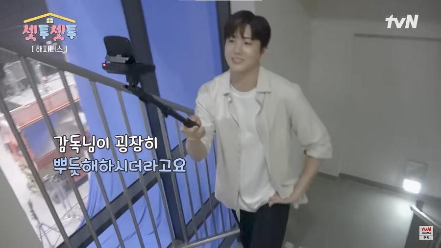 Park Hyung Sik quay clip đưa khán giả đi tham quan chung cư được dựng tại phim trường. Park Hyung Sik quay clip đưa khán giả đi tham quan chung cư được dựng tại phim trường.