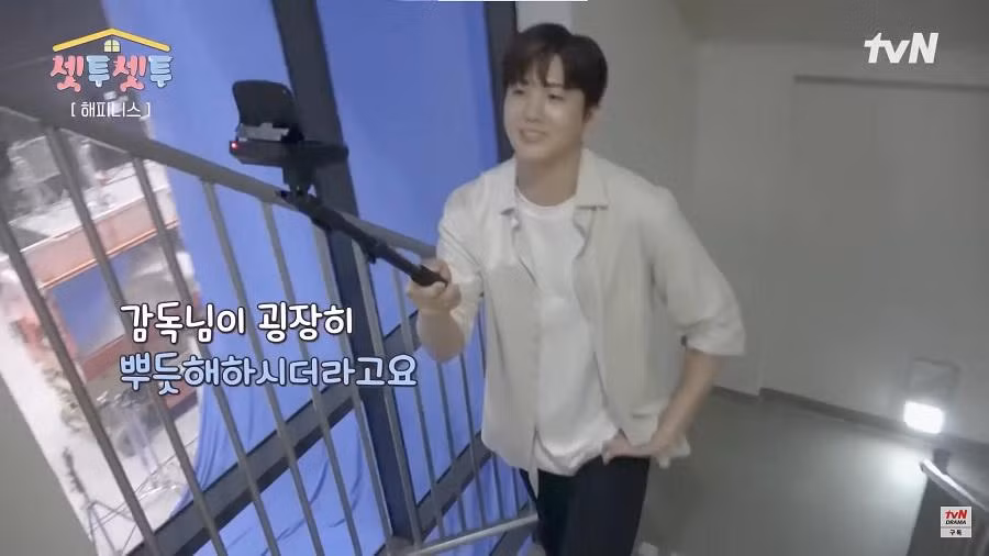 Park Hyung Sik quay clip đưa khán giả đi tham quan chung cư được dựng tại phim trường. Park Hyung Sik quay clip đưa khán giả đi tham quan chung cư được dựng tại phim trường.