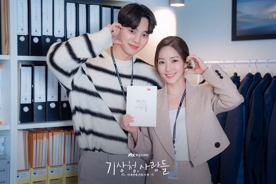 Song Kang cùng Park Min Young trong "Forecasting Love And Weather".