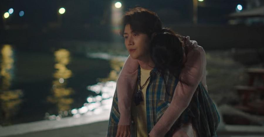 Hye Jin cố tình tham gia buổi tiệc cùng dân làng, giả vờ say và được Doo Sik cõng về Hye Jin cố tình tham gia buổi tiệc cùng dân làng, giả vờ say và được Doo Sik cõng về