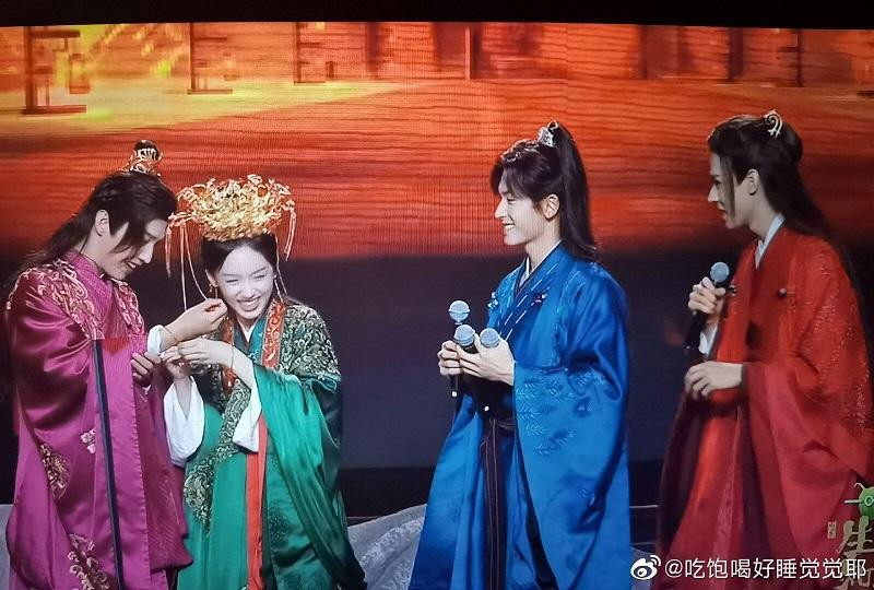 Lần này A Tương và Tào Úy Ninh đã được làm đám cưới, còn dưới sự chứng kiến của hàng ngàn người hâm mộ. Lần này A Tương và Tào Úy Ninh đã được làm đám cưới, còn dưới sự chứng kiến của hàng ngàn người hâm mộ.