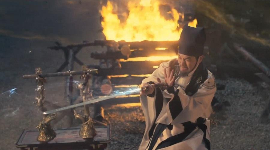 Cha của Ha Ram là pháp sư tiền triều, người có pháp thuật cao nhất để thực hiện việc phong ấn, nhưng lại bị chính triều đình hãm hại Cha của Ha Ram là pháp sư tiền triều, người có pháp thuật cao nhất để thực hiện việc phong ấn, nhưng lại bị chính triều đình hãm hại