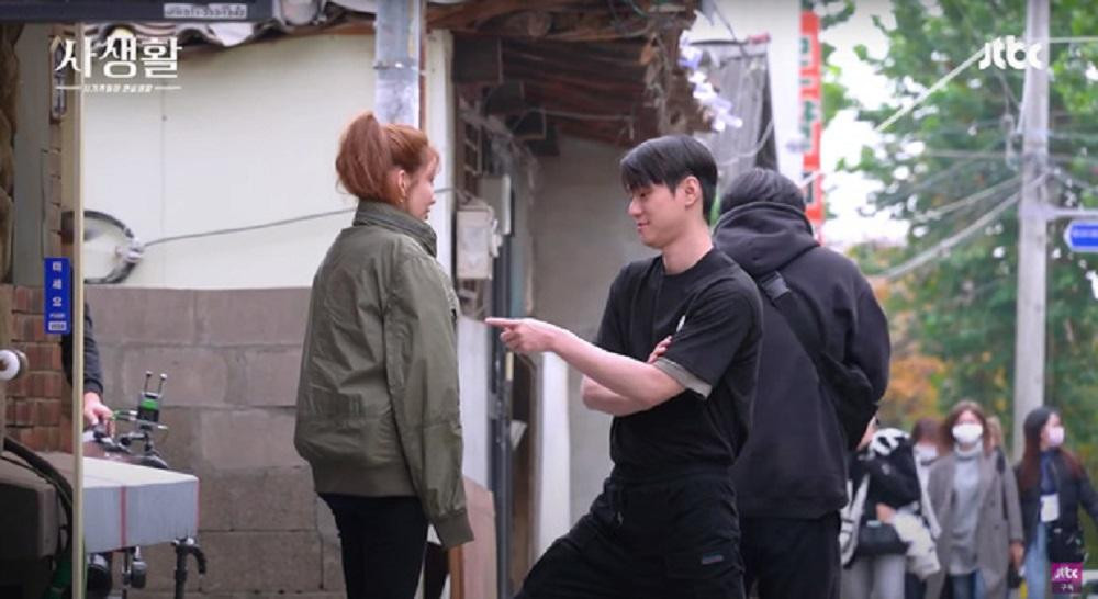 Trời lạnh nên chàng không ngại lấy "của gia bảo" trao cho nàng dùng. Trời lạnh nên chàng không ngại lấy "của gia bảo" trao cho nàng dùng.