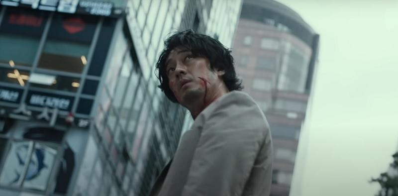 So Ji Sub trong vai kẻ bị quái vật ngoài hành tinh truy đuổi.