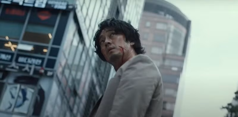 So Ji Sub trong vai kẻ bị quái vật ngoài hành tinh truy đuổi.