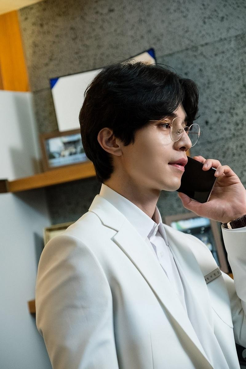 Lee Dong Wook đảm nhận hai nhân vật Soo Yeol và K Lee Dong Wook đảm nhận hai nhân vật Soo Yeol và K