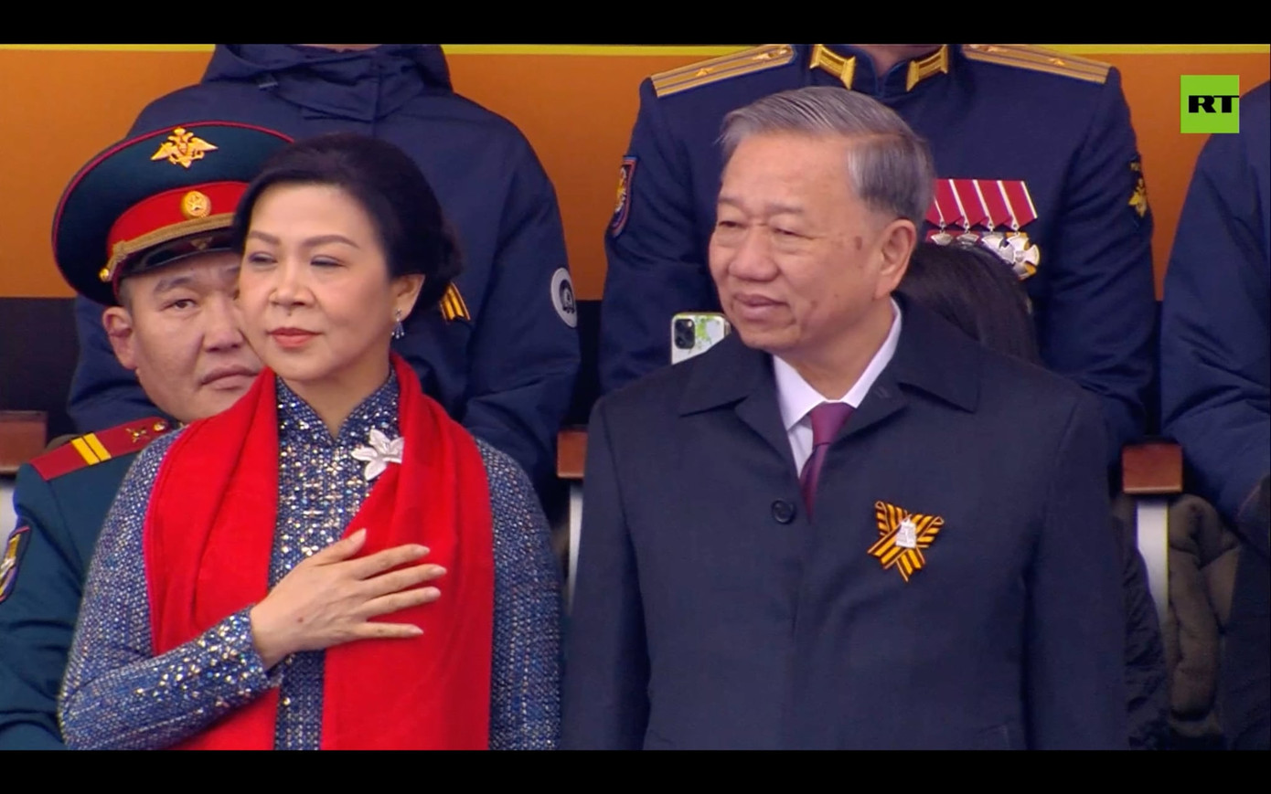 Tổng Bí thư Tô Lâm và Phu nhân chào đón đoàn Quân đội nhân dân Việt Nam tham gia Lễ duyệt binh.