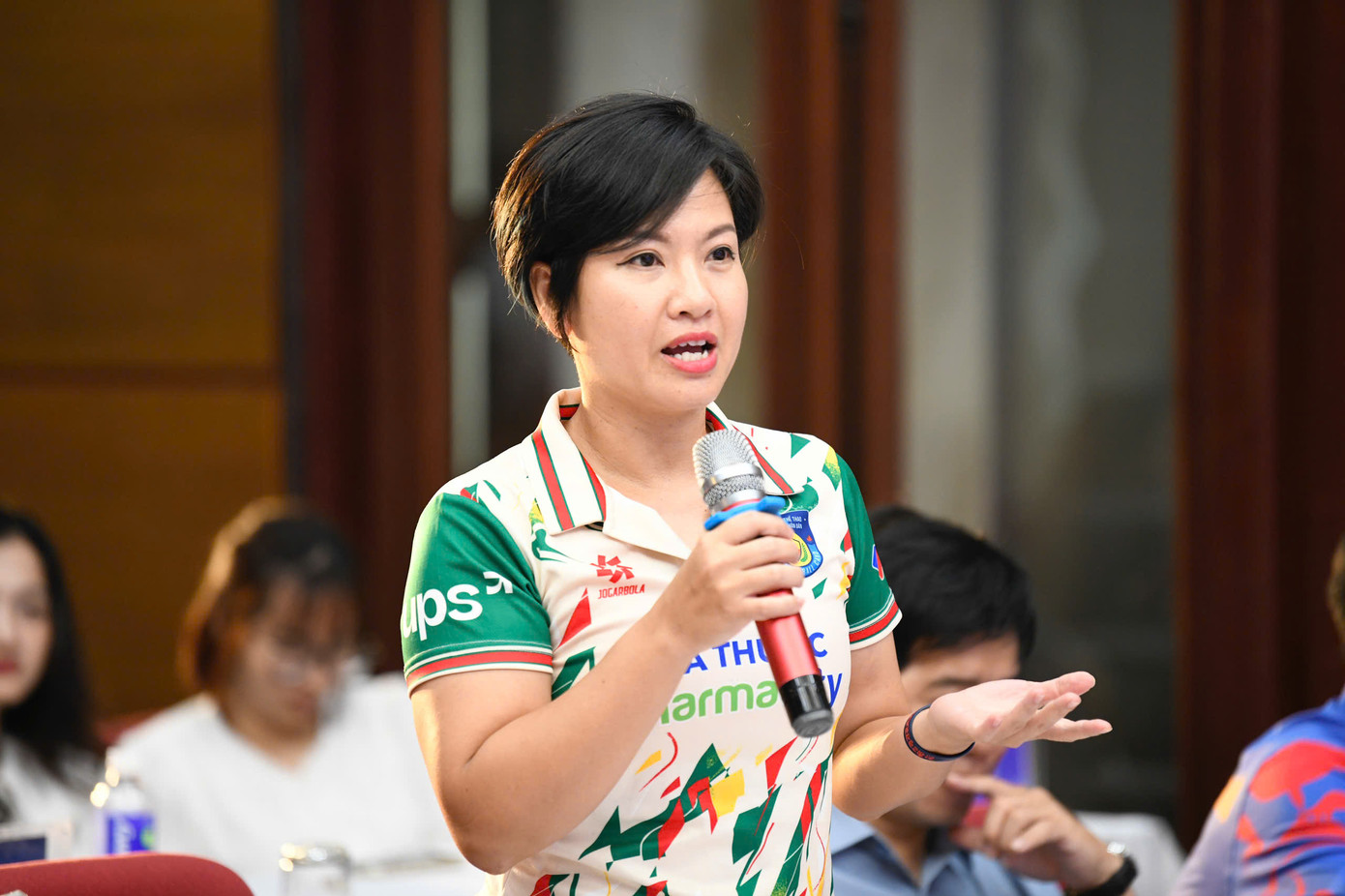 Vận động viên Huyền Trang đến từ CLB Pickleball Công an nhân dân đề xuất vòng tứ kết đánh tới điểm 15, thay vì 11. Ông Lê Thanh Hà ghi nhận và cho biết sẽ xem xét thay đổi điều lệ nhằm giảm bớt sự căng thẳng của các vận động viên.