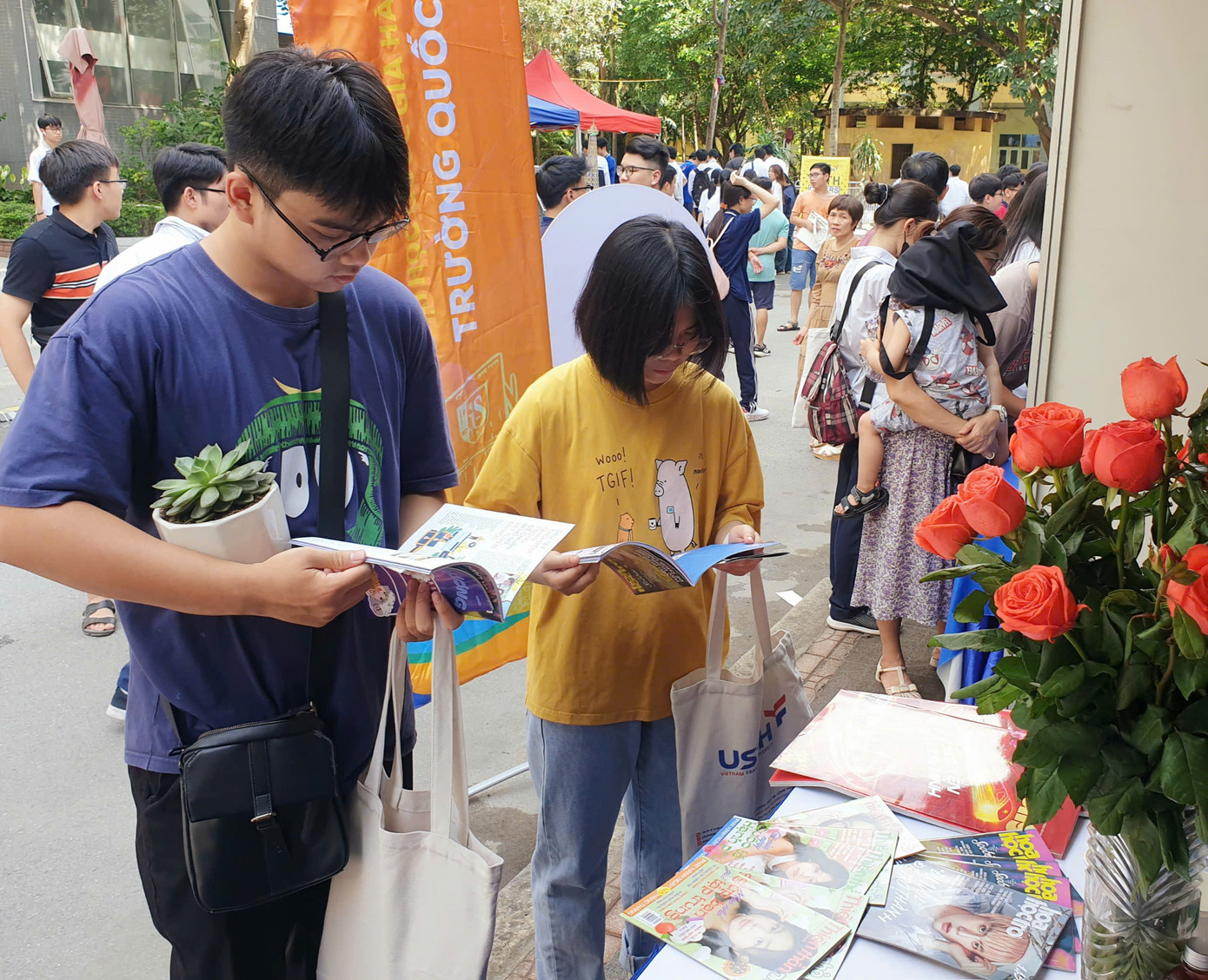 Học sinh trải nghiệm gian trưng bày các ấn phẩm báo Tiền Phong. Học sinh trải nghiệm gian trưng bày các ấn phẩm báo Tiền Phong.