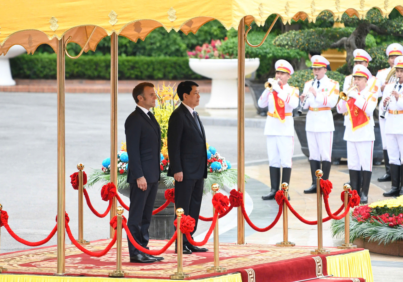 Chủ tịch nước Lương Cường và Tổng thống Pháp đứng trên bục danh dự nghe cử hành Quốc thiều hai nước. Ảnh: Như Ý
