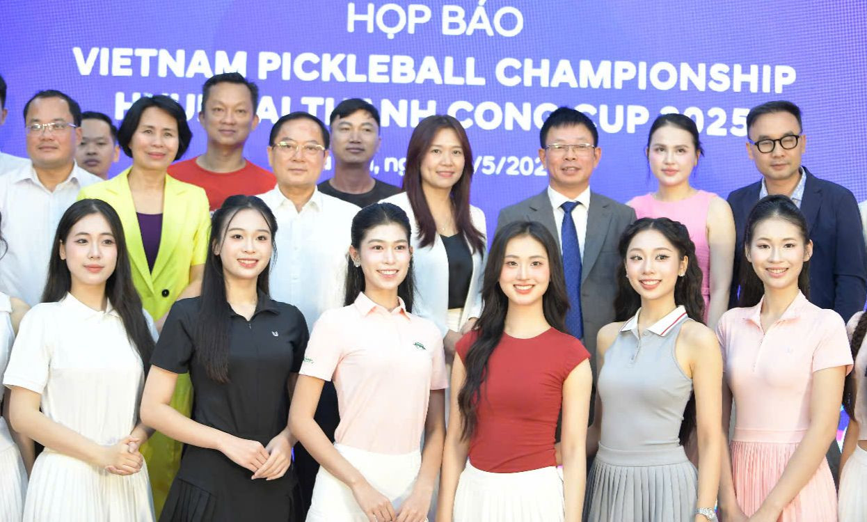 Ban Tổ chức Giải Pickleball Việt Nam - Cúp Hyundai Thành Công 2025 và đại diện các đơn vị đồng hành, thí sinh Hoa hậu Việt Nam năm 2024 chụp ảnh lưu niệm tại buổi họp báo.