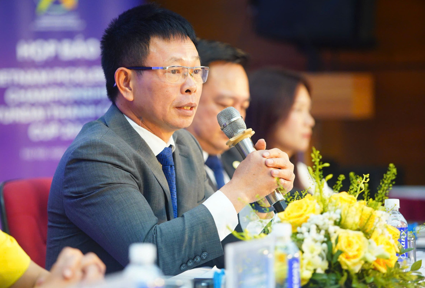 Về câu hỏi của phóng viên Cao Oanh (báo Dân Việt) đối với địa điểm thi đấu, nhà báo Phùng Công Sưởng lý giải: “Thể thao không phân biệt địa giới hành chính, và TPHCM là thành phố sôi động, trẻ trung, luôn luôn đón chào những sự mới mẻ. Chúng tôi đã đi khảo sát nhiều địa điểm và nhận thấy Cụm sân Pickleball D-JOY (số 61 Nguyễn Lương Bằng, Tân Phú, Quận 7, TPHCM) là quần thể sân tốt nhất Việt Nam, đạt tiêu chuẩn quốc tế, phù hợp với những yêu cầu về mặt chuyên môn cũng như quy mô giải đấu”.