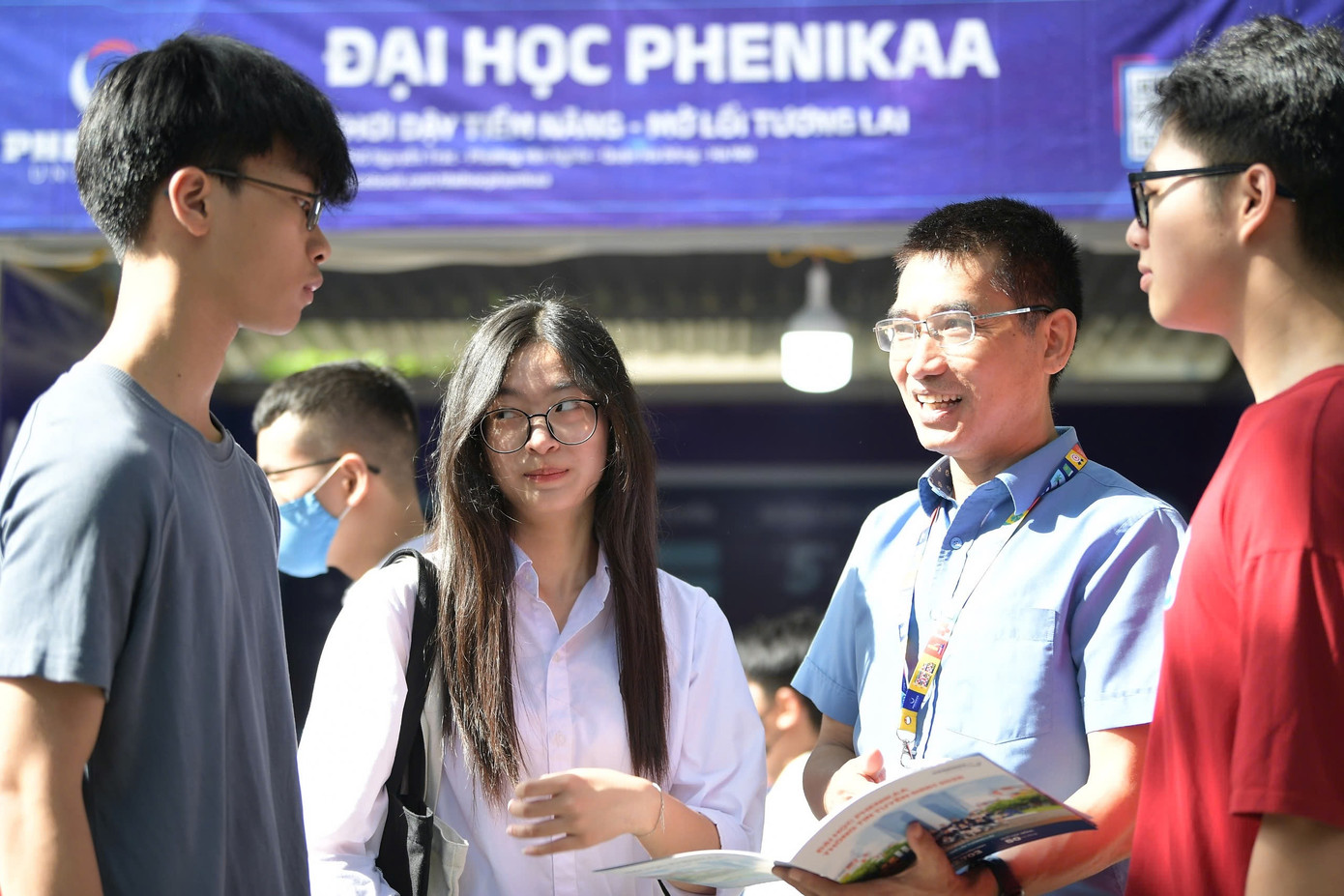 GS. TS. Nguyễn Văn Hiếu – Phó Hiệu trưởng, Đại học Phenikaa kiêm Hiệu trưởng Trường Kỹ thuật Phenikaa, Đại học Phenikaa trực tiếp trao đổi với các bạn học sinh dự ngày hội. GS. TS. Nguyễn Văn Hiếu – Phó Hiệu trưởng, Đại học Phenikaa kiêm Hiệu trưởng Trường Kỹ thuật Phenikaa, Đại học Phenikaa trực tiếp trao đổi với các bạn học sinh dự ngày hội.