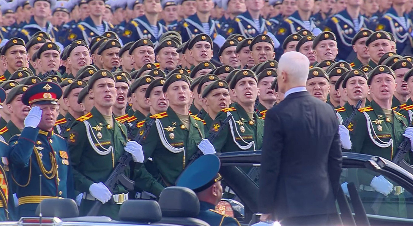 “Chúc mừng các đồng chí nhân kỷ niệm lần thứ 80 chiến thắng cuộc Chiến tranh Vệ quốc Vĩ đại!”, Bộ trưởng Belousov nói. “Ura”, các binh sĩ Nga đồng thanh hô lớn.