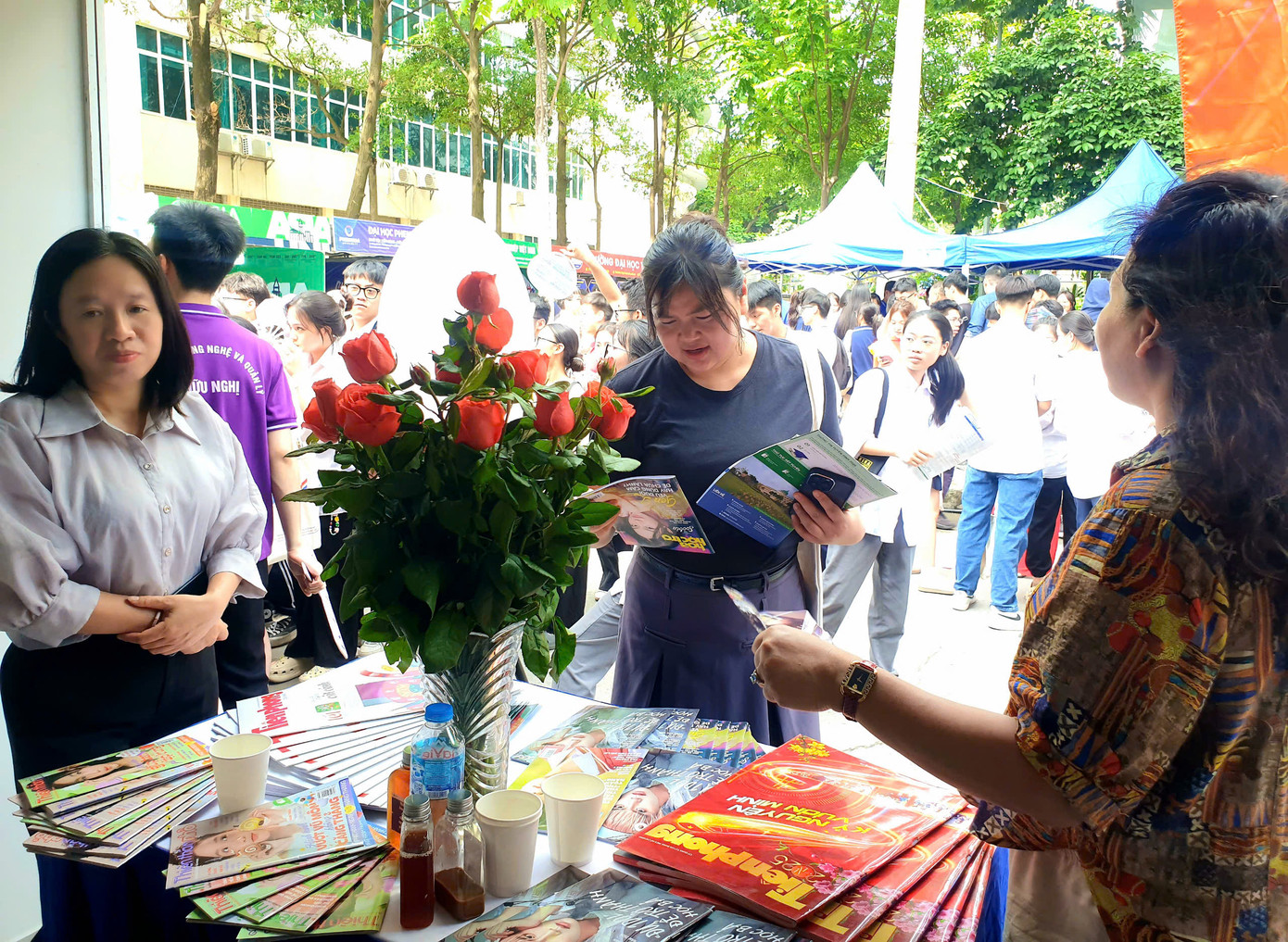 Học sinh trải nghiệm gian trưng bày các ấn phẩm báo Tiền Phong. Học sinh trải nghiệm gian trưng bày các ấn phẩm báo Tiền Phong.