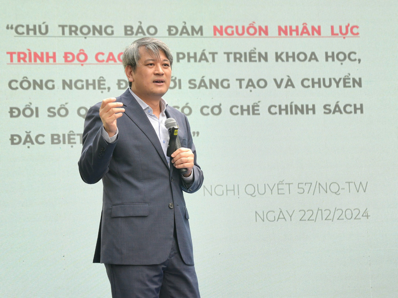 PGS.TS Trần Đình Phong – Phó Hiệu trưởng Trường Đại học Khoa học và Công nghệ Hà Nội (USTH). PGS.TS Trần Đình Phong – Phó Hiệu trưởng Trường Đại học Khoa học và Công nghệ Hà Nội (USTH).