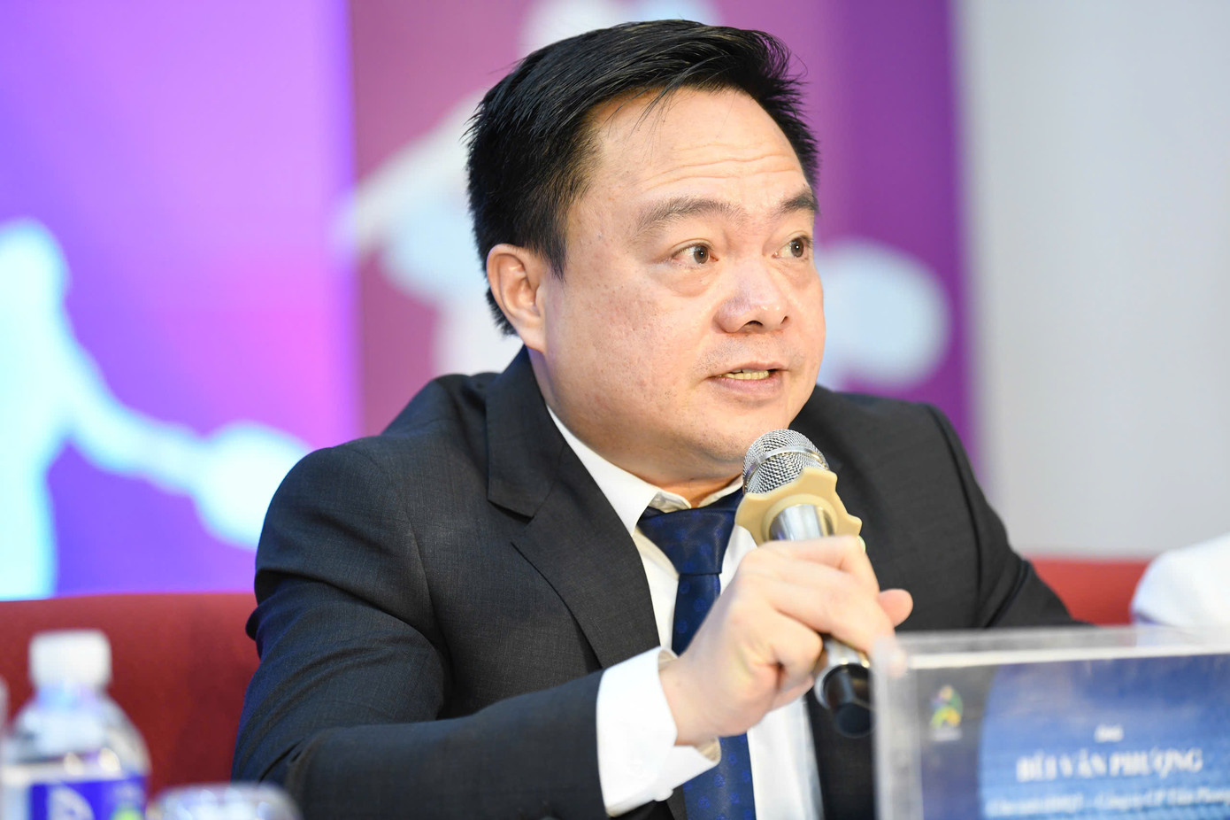 Nhà báo Tuyết Minh (báo Hà Nội Mới) đề nghị Ban Tổ chức chia sẻ cụ thể hơn về quy mô giải thưởng. Ông Bùi Văn Phượng – Chủ tịch HĐQT Công ty CP Tiền Phong cho biết: “Giải Pickleball Việt Nam - Cúp Hyundai Thành Công 2025 là một trong những giải có quỹ thưởng lớn nhất hiện nay, với tổng quỹ thưởng hơn 1 tỷ đồng. Trong đó bao gồm 600 triệu đồng tiền mặt, với giải Siêu Cúp đơn nam có giá trị cao nhất, trong đó tiền mặt lên đến 50 triệu đồng, chưa bao gồm hiện vật. Về cơ cấu giải, có 2 giải Siêu Cúp, 22 Cúp cho các nội dung Chuyên nghiệp và Phong trào, 1 Vương miện cho giải Người Đẹp Pickleball và 96 bộ huy chương cho Chuyên nghiệp và phong trào”.