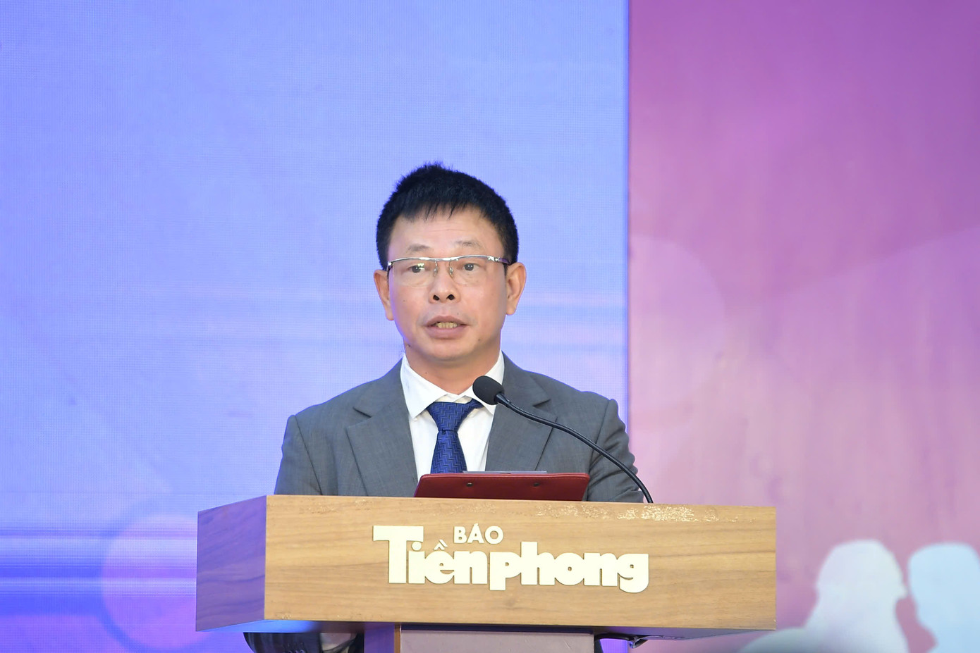 Nhà báo Phùng Công Sưởng – Tổng Biên tập báo Tiền Phong.