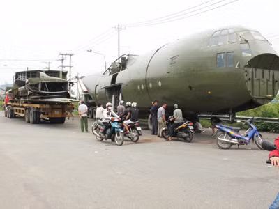Xe chở máy bay quá khổ tại bãi hạ tải của Trạm cân Dầu Giây. Ảnh: Kim Cương