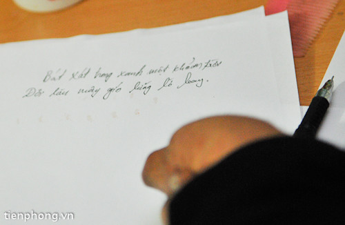 Từ những nét chữ nguệch ngoạc ban đầu, hiện giờ Lở đã có thể viết nhanh hơn