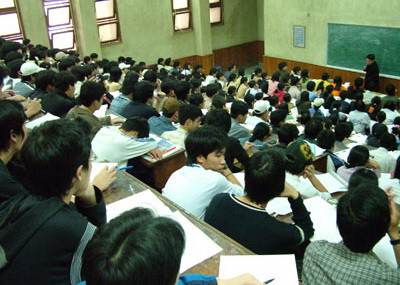 Giảng viên chính phải thành thạo một ngoại ngữ. Ảnh minh họa.