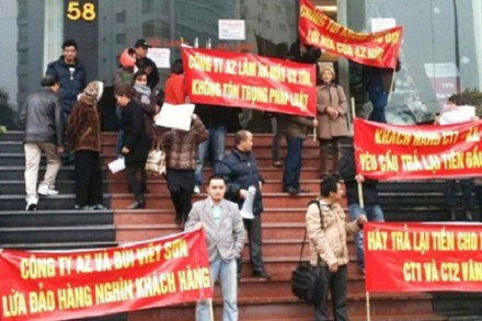 Khách hàng đến trụ sở Công ty BĐS AZ tại 58 Trần Thái Tông, (Cầu Giấy, Hà Nội). Ảnh: Tuấn Việt. cdczx