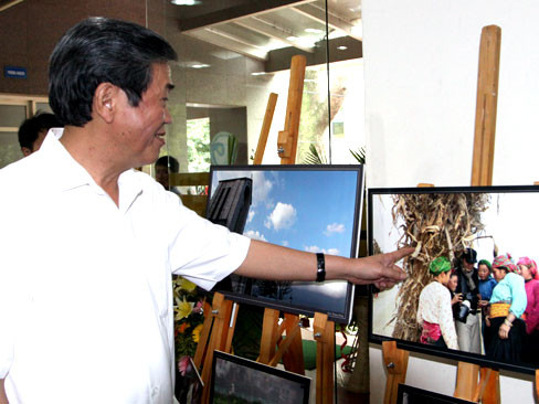 Đồng chí Đinh Thế Huynh xem triển lãm ảnh của báo Tiền Phong 