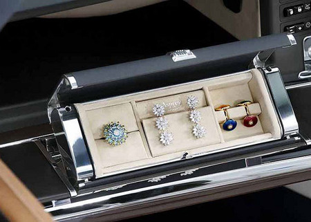 Hộc đựng đồ tích hợp hộp trang sức Asprey được thiết kế để đựng nhẫn, khuy măng sét và hoa tai