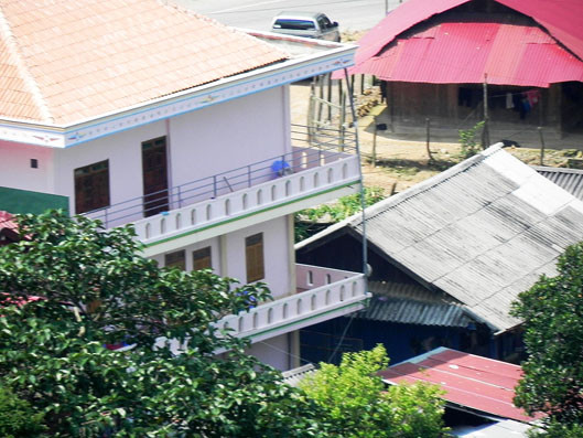 “Cụm ba nhà” của anh em Tòng Dia, nơi sản xuất ma túy . “Cụm ba nhà” của anh em Tòng Dia, nơi sản xuất ma túy